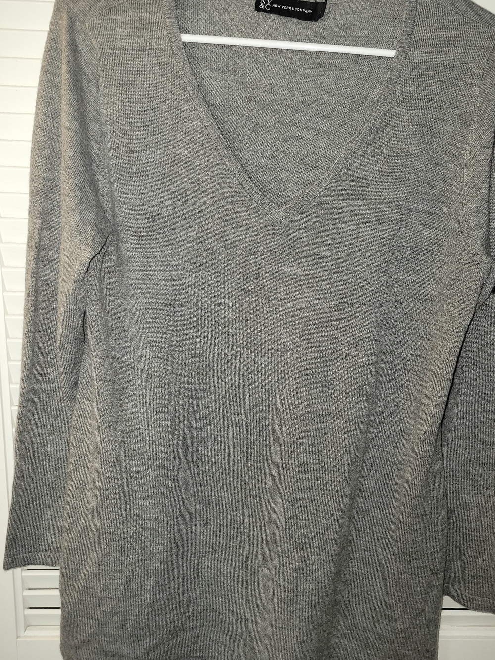 New York & Company Gray V-Neck Long Sleeve Sweater Tee